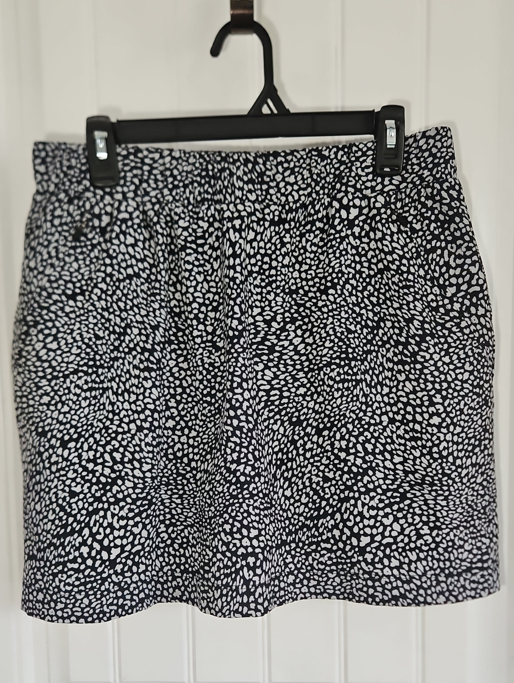 Lou & Grey Black & White Print Athletic Skirt With Pockets And Shorts